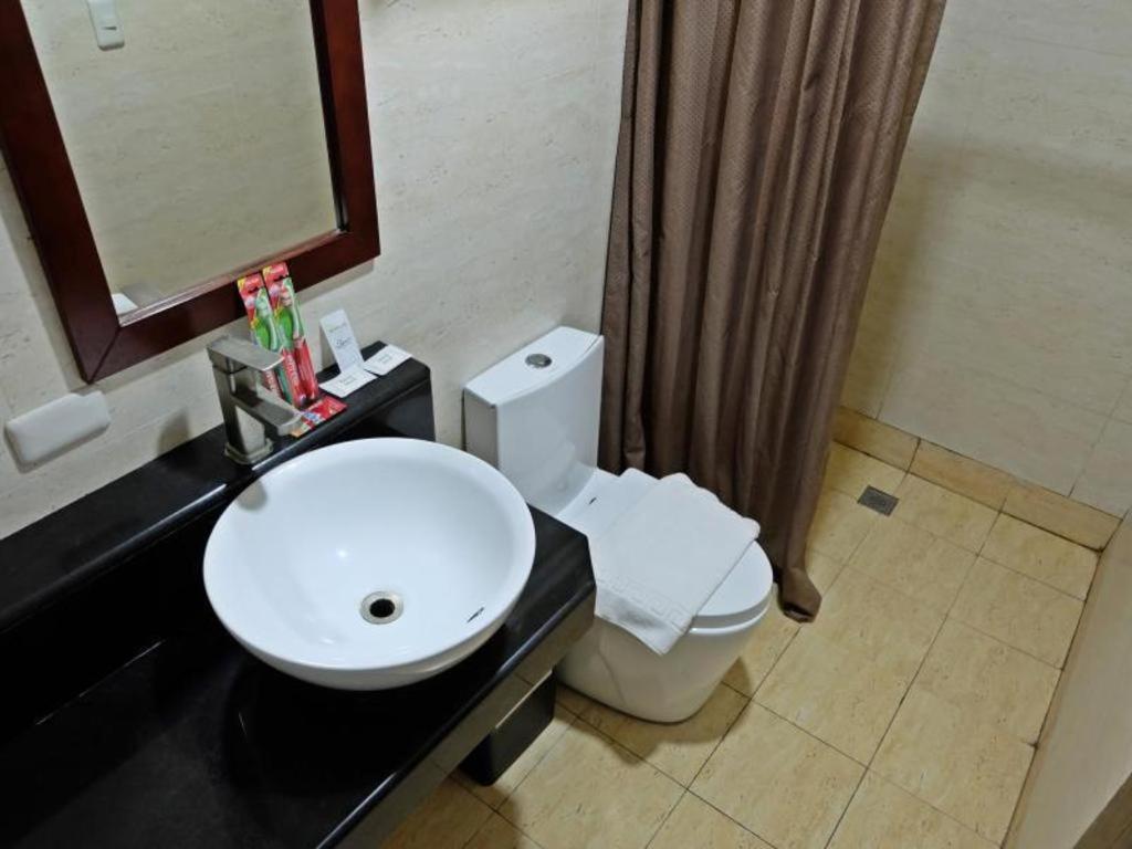 Capitol Central Hotel And Suites Cebu Екстериор снимка